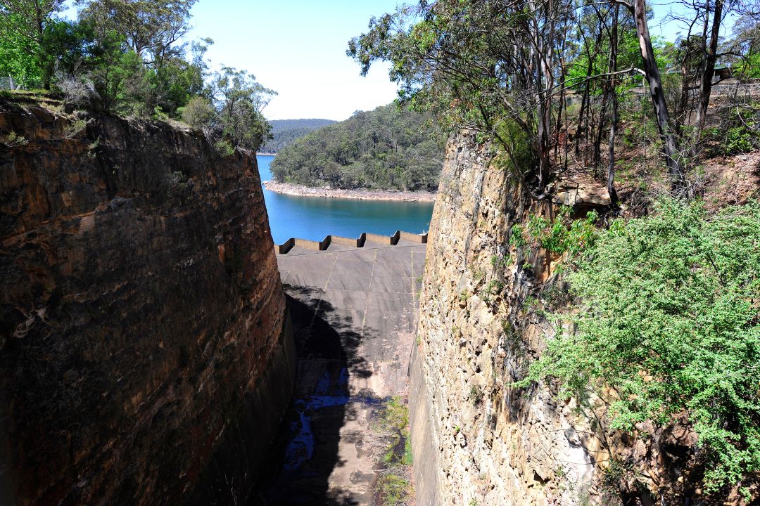 Serpentine spillway